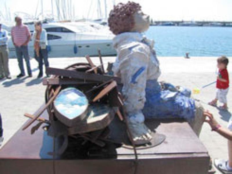 Adri&agrave;, joven pescador en el monumento El Pla de les Serenes, Cambrils