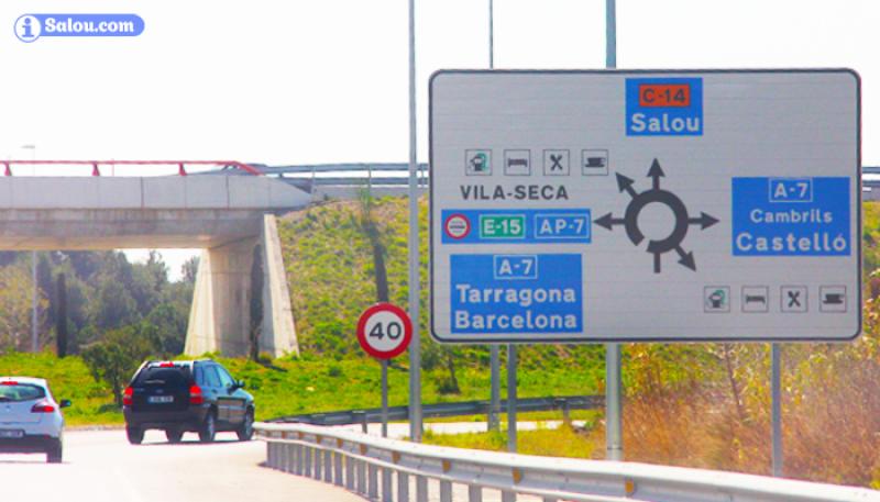 Una de les rotondes d'acc&eacute;s a Salou, a la carretera C-14.