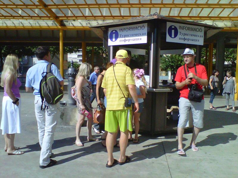 Punto de informaci&oacute;n tur&iacute;stica en la estaci&oacute;n de buses de Reus.
