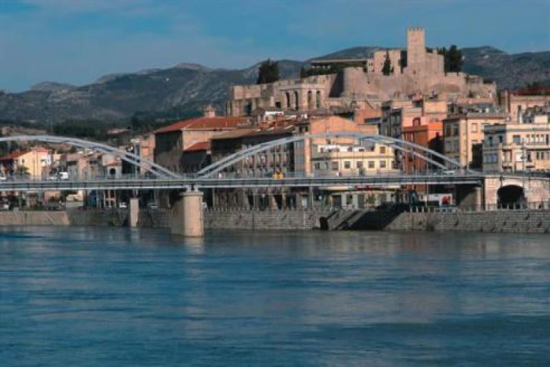 Territori construirá una parada de bus entre Horta y Arnes e incrementa las frecuencias con Tortosa