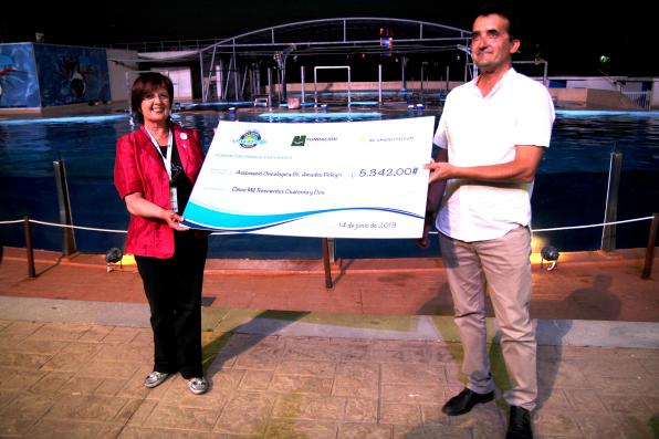 Josep Maria Claver, director of the park, handing the check solidarity