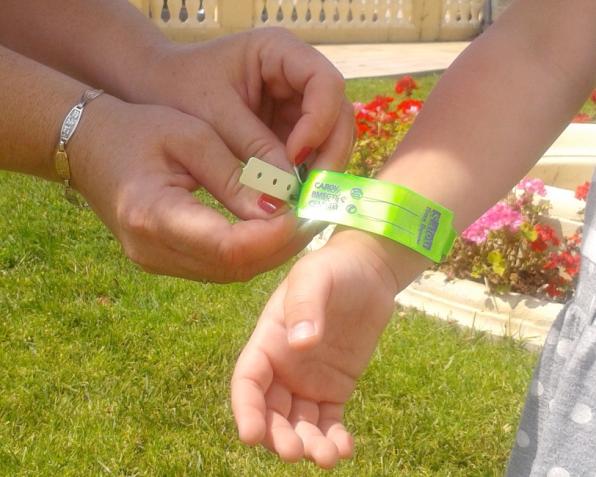 Salou distributed 20,000 wristbands. 