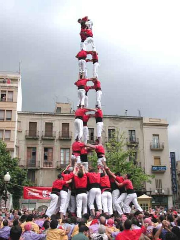 Els Xiquets de Valls fent un castell.