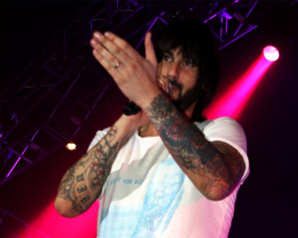 Melendi, with wedding ring in Salou concert. (Oscar Arias)