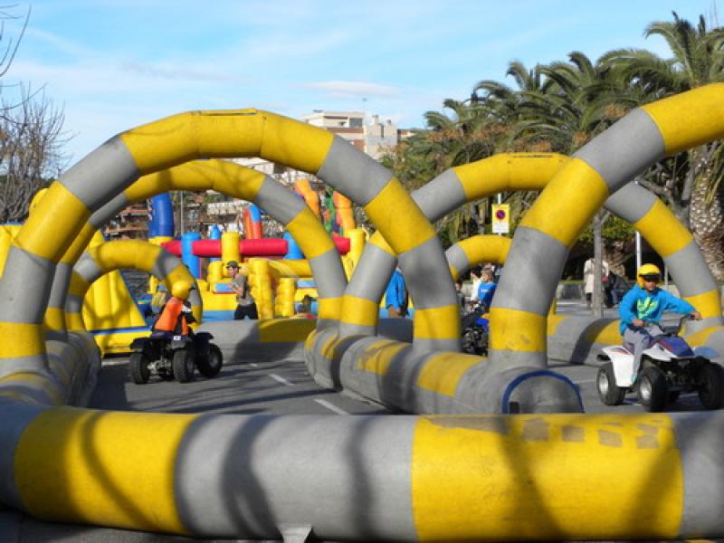 A l'exterior es poden trobar elements per a un p&uacute;blic m&eacute;s adolescent.