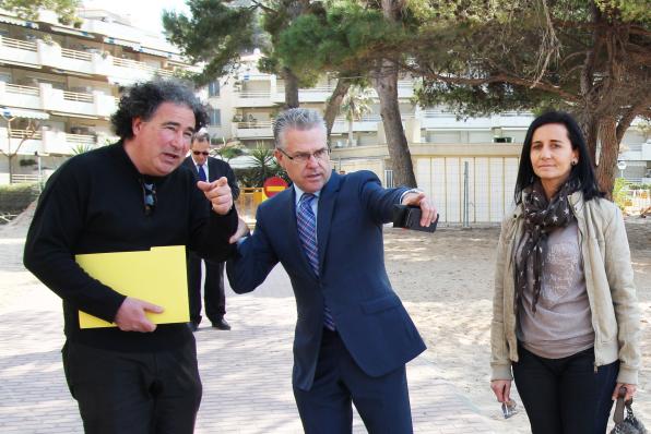 Granados, Julia Gómez y el arquitecto municipal en la playa Capellans