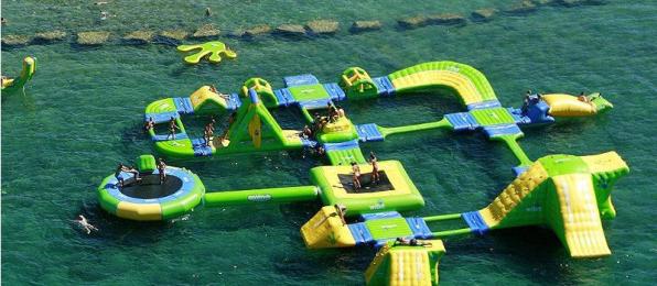 Parque infantil flotante Playa Llevant Salou