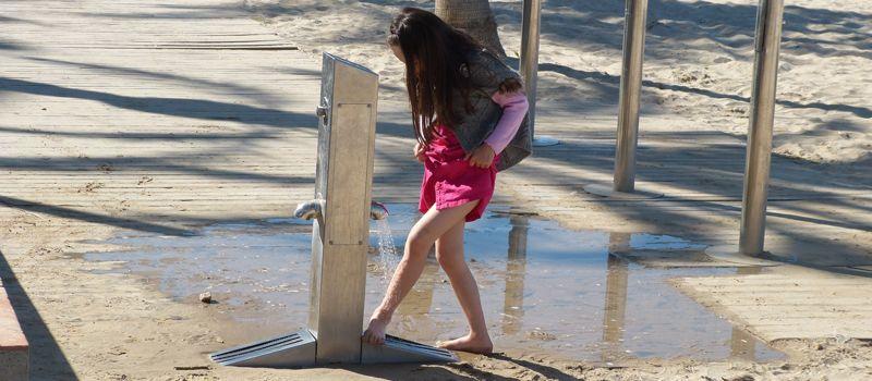 Nuevos lavapi&eacute;s en las playas de Salou. Ayuntamiento de Salou
