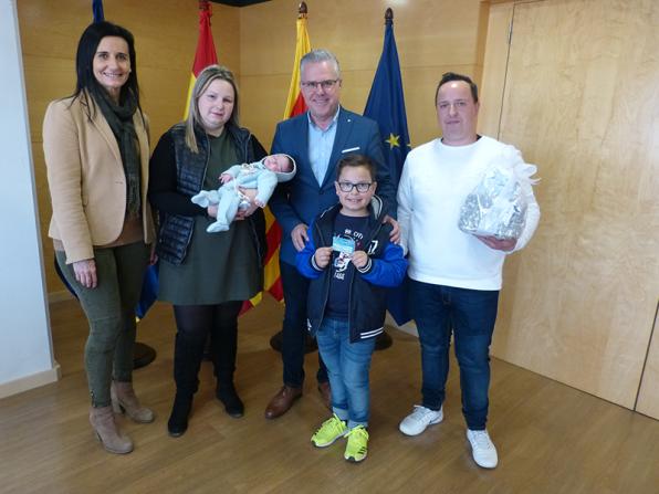 The baby and their parents, during the visit to the mayor of Salou