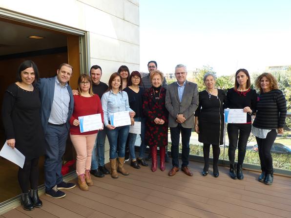 El grupo de comerciantes, tras recibir el diploma en el Ayuntamiento