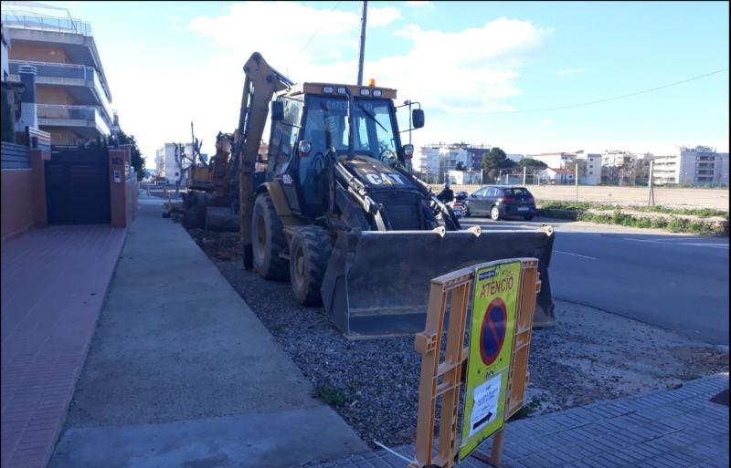 Las m&aacute;quinas, trabajando en la calle Carles Roig.