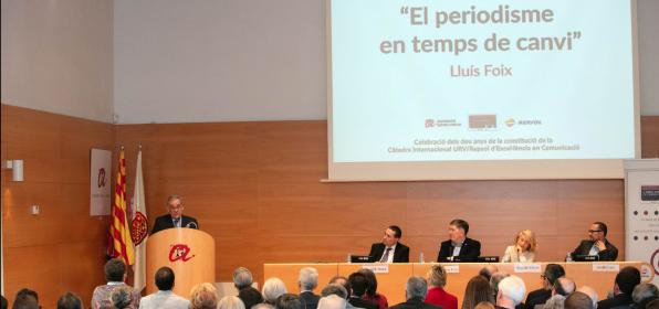 Un moment de la conferència de Lluís Foix al Paraninf de la URV