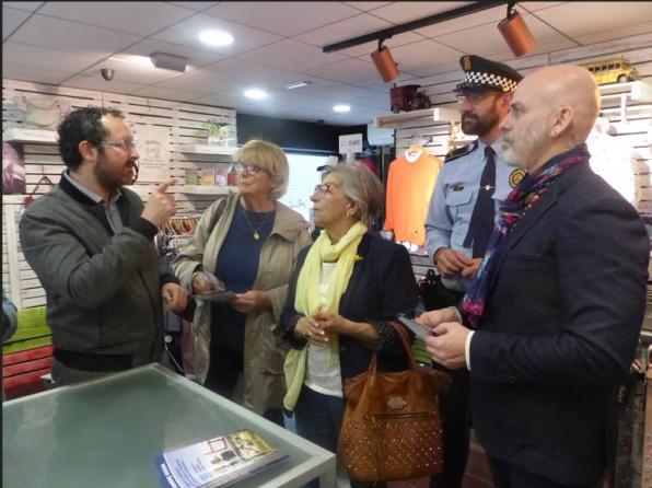 El regidor de Seguretat i agents de la Policia durant la seva visita