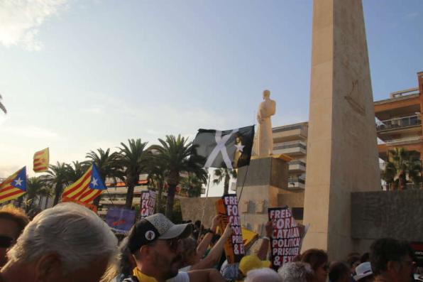 Imagen de la manifestación a su paso por el monumento a Jaume I
