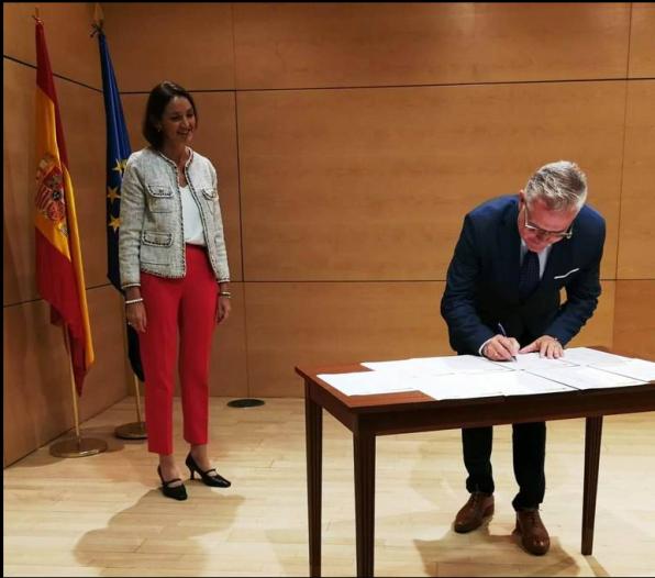Momento en que Pere Granados estampa su firma en el Ministerio.