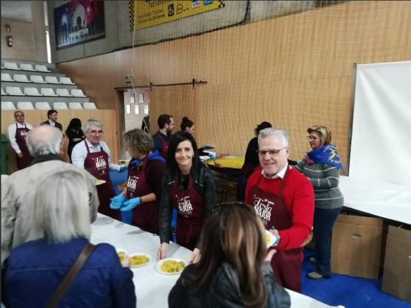 The mayor was one of those in charge of serving paella rations