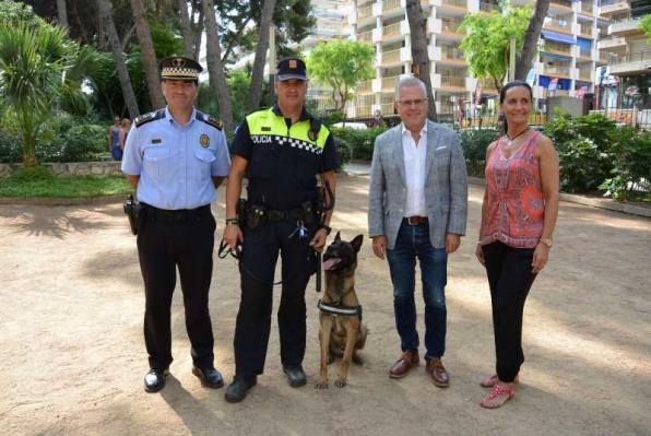 Representantes del Ayuntamiento de Salou con la unidad canina