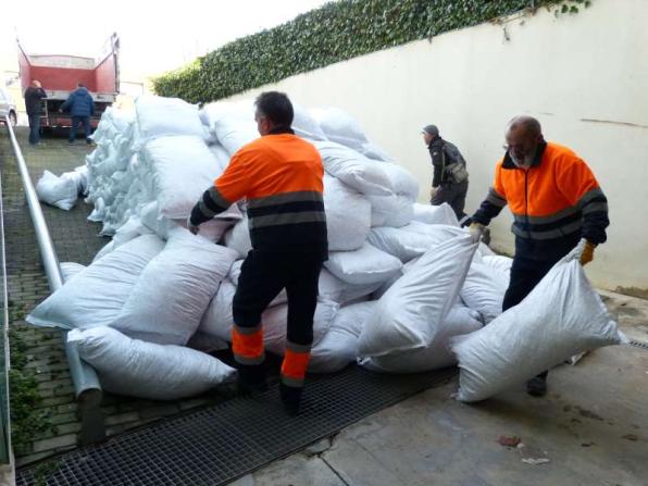 Salou prepares 25 tons of confetti for the Coso Blanco