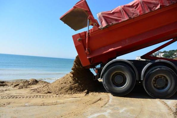 Trabajos de reposición de arena en las playas de Salou