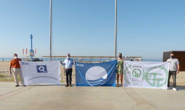 Diferentes banderas certifican la calidad de las playas de Salou