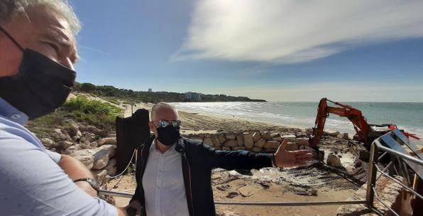 El alcalde de Salou visita las obras en la playa Llarga