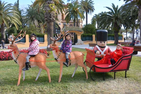 Figuras navideñas gigantes decoran las calles y plazas de Salou