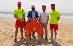 Socorristes i l'alcalde de Salou amb el dron salvavides