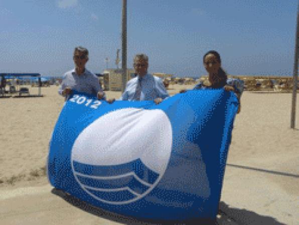 La Bandera Blava ja oneja a les platges de Llevant i Capellans de Salou