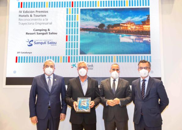 El Sangulí collects the CaixaBank award for business career