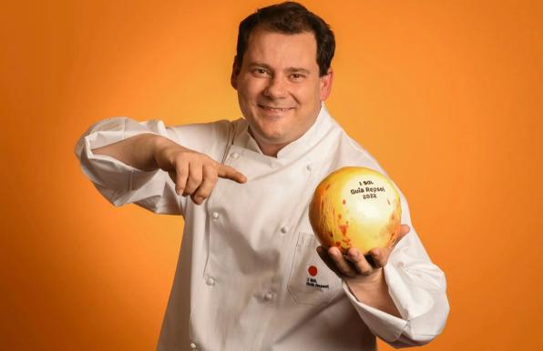 Pep Moreno, chef del Deliranto de Salou, con el Sol de la Guía Repsol