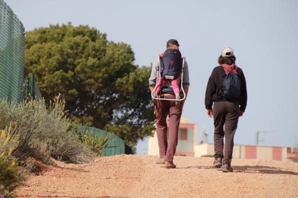 Una parella amb el seu nadó al nou tram del Camí de Ronda de Salou