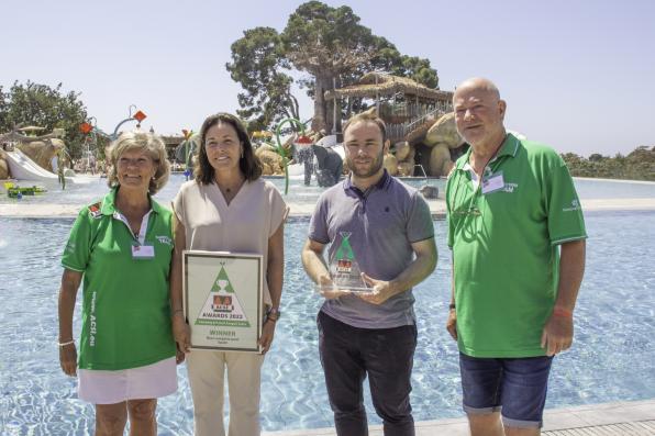 Representantes del Sangulí con el premio de ACSI