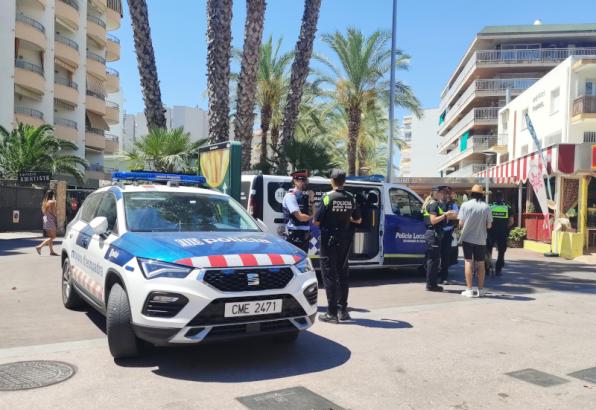 La policía local y los Mossos d'Esquadra en Salou