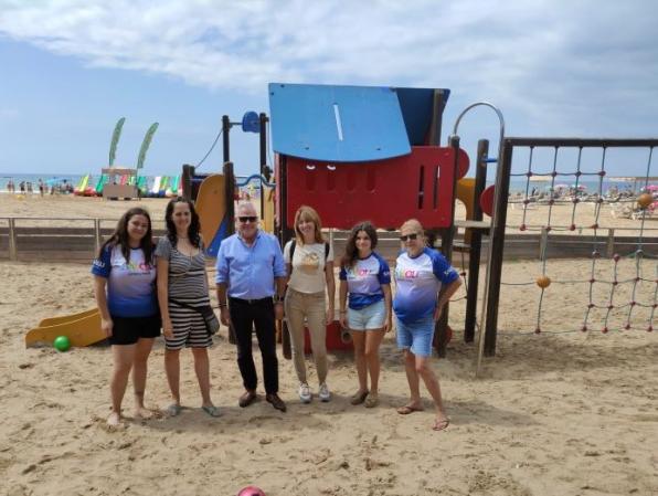 L'alcalde de Salou al servei per a famílies a la platja