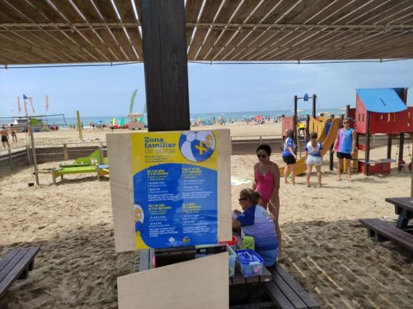 Servicio de actividades gratuitas para familias en la playa de Salou