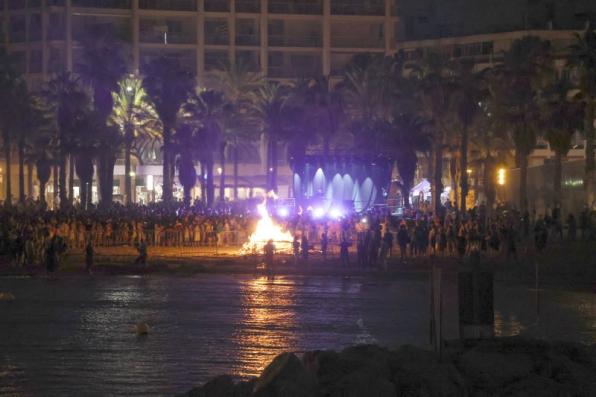 Hoguera de San Juan en la playa Salou