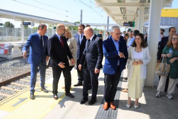 Moment de la inauguració estació tren Salou-PortAventura