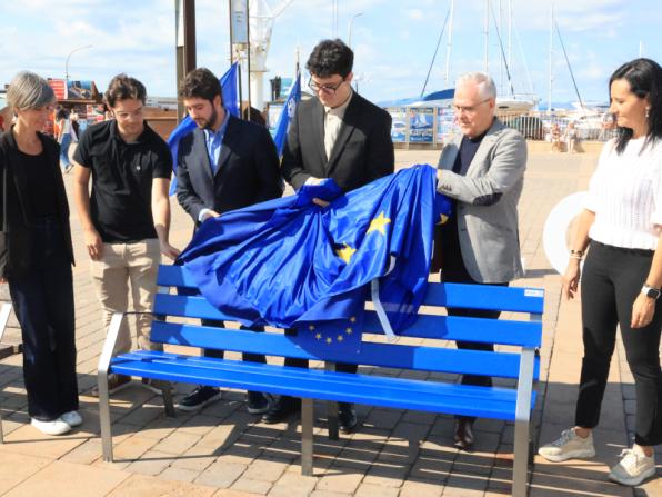 Moment de la inauguració del "Banc per Europa" de Salou