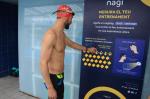Un nadador utiliza el sistema de la piscina inteligente de Salou
