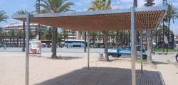 Salou pone la sombra y la comodidad al servicio de ba&ntilde;o asistido