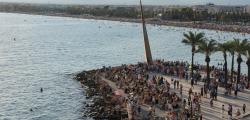 M&eacute;s de 400.000 persones viuen l’eclipsi total de Sol a Salou 