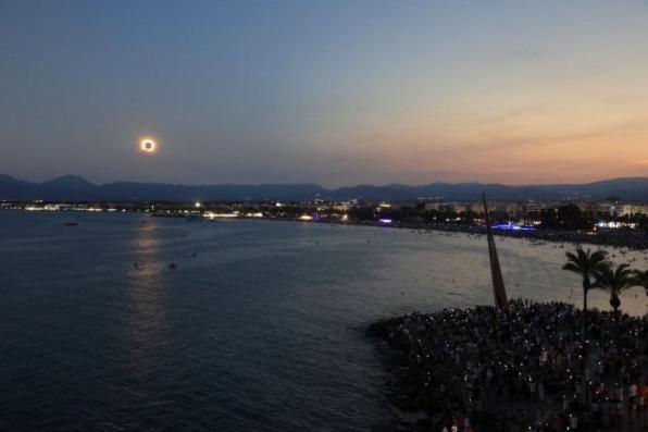 More than 400,000 people experience the total solar eclipse in Salou