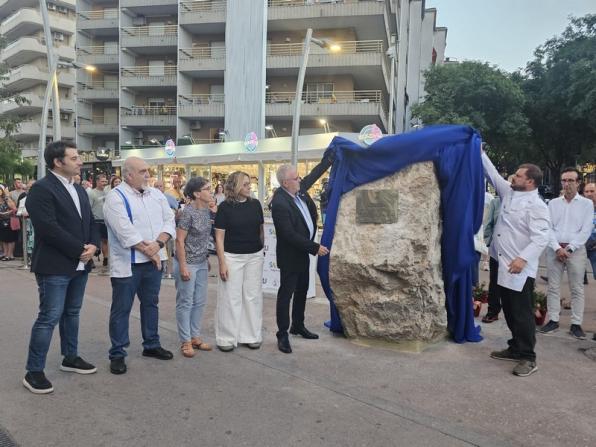 Descubierta del monolito para reconocer al sector tur&iacute;stico de Salou
