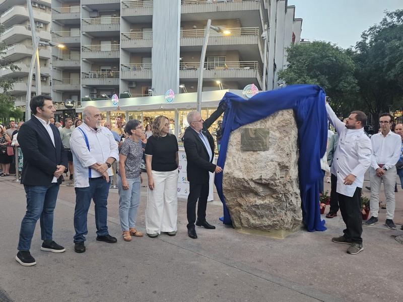 Unveiling of the monolith to recognize Salou's tourism sector
