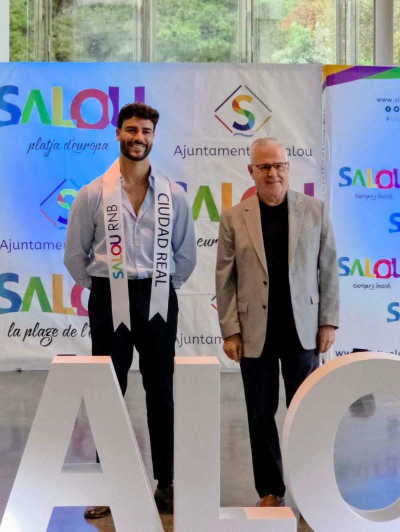 L'alcalde en el moment d'imposar la banda a un dels candidats