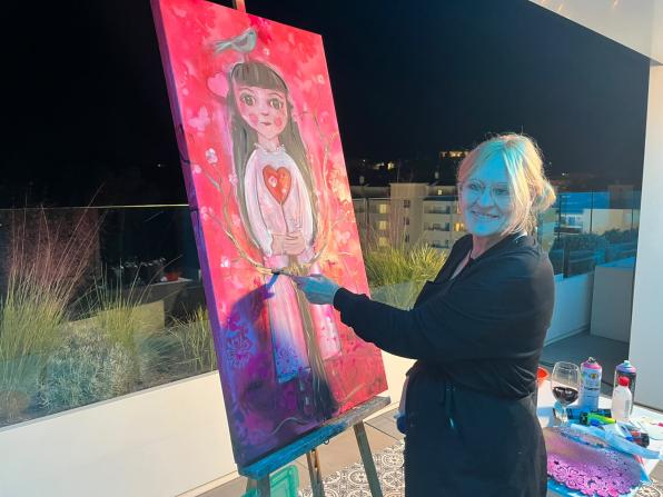 Myriam Arnol muestra la obra creada y subastada en la cena ben&eacute;fica