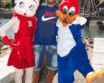 Sergio Busquets visita Portaventura en la recta final de sus vacaciones