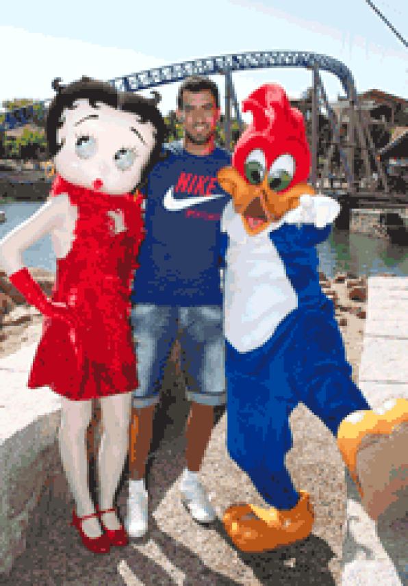 Sergio Busquets visita Portaventura en la recta final de sus vacaciones