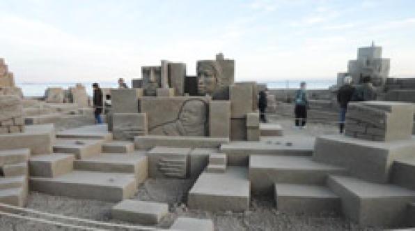 El pesebre de arena de La Pineda rompe las líneas clásicas y opta por la geometría y la innovación 2