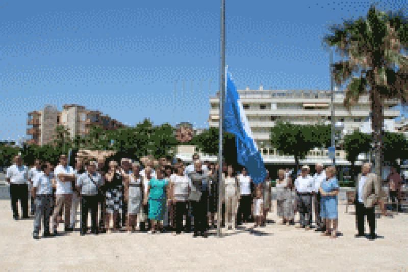 La playa de la Pineda luce un a&ntilde;o m&aacute;s la bandera azul